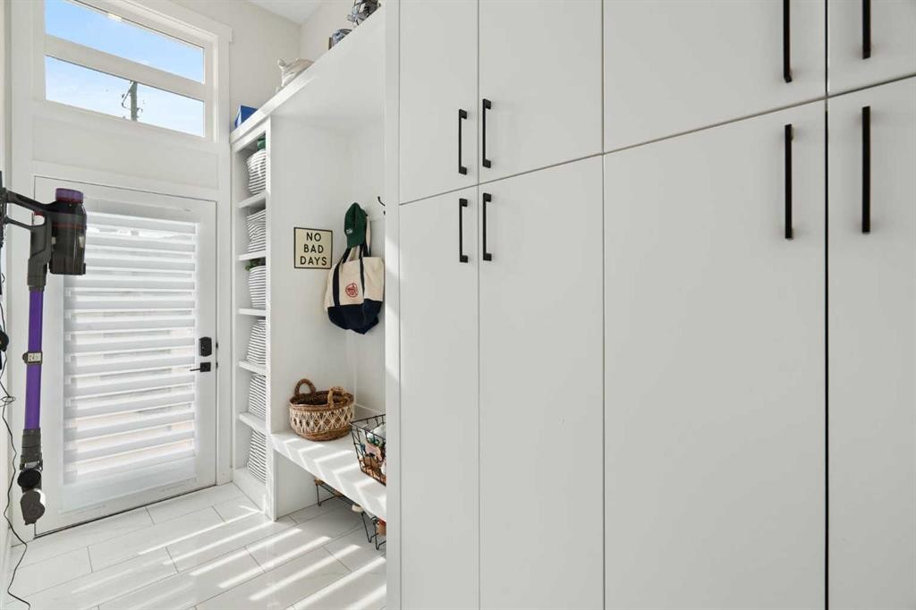 4615 20 Avenue Nw, Calgary, AB - Indoor