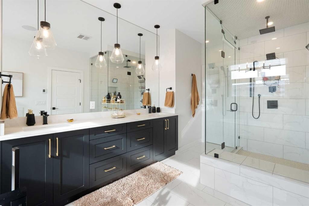 4615 20 Avenue Nw, Calgary, AB - Indoor Photo Showing Bathroom