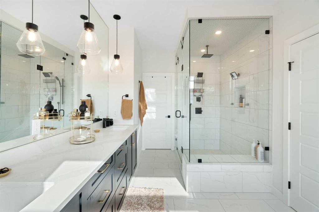 4615 20 Avenue Nw, Calgary, AB - Indoor Photo Showing Bathroom