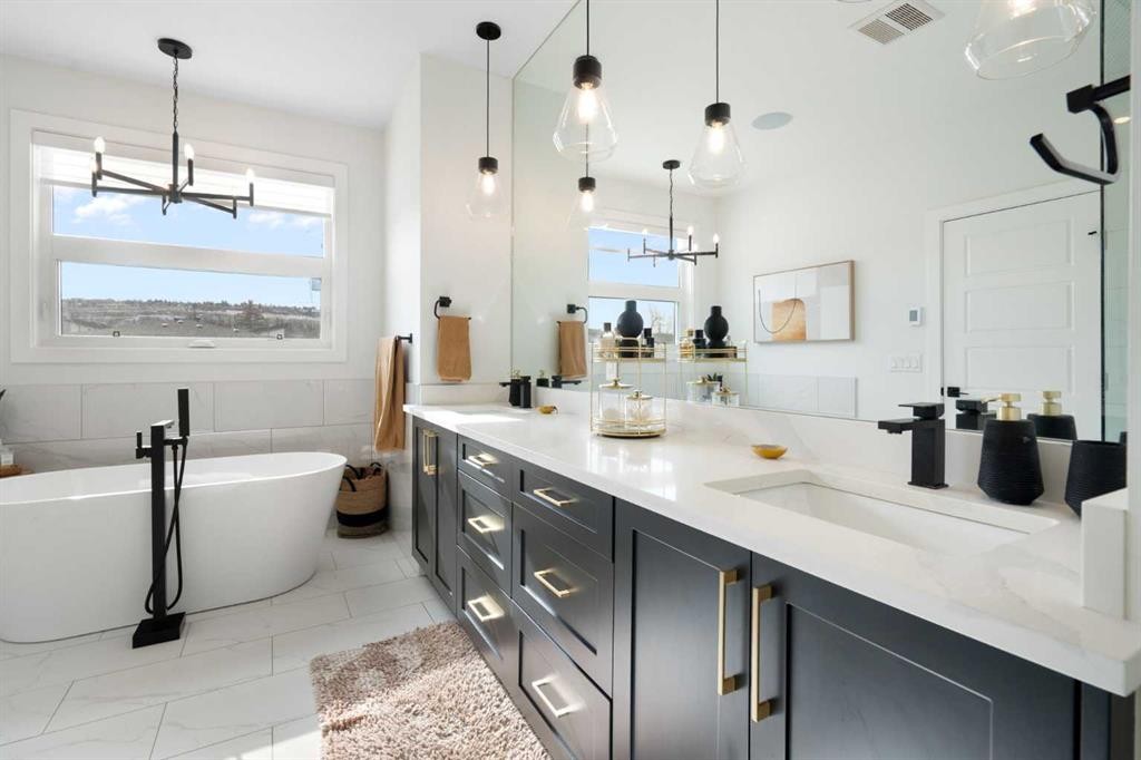 4615 20 Avenue Nw, Calgary, AB - Indoor Photo Showing Bathroom