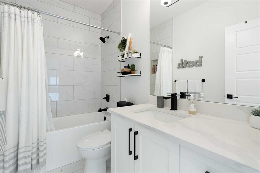 4615 20 Avenue Nw, Calgary, AB - Indoor Photo Showing Bathroom