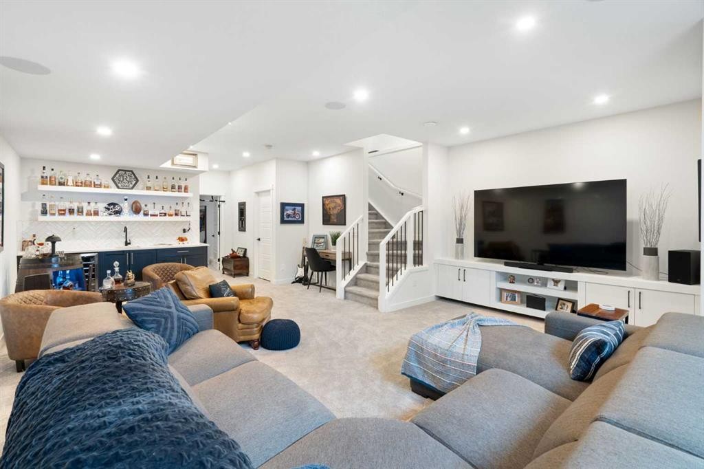 4615 20 Avenue Nw, Calgary, AB - Indoor Photo Showing Living Room