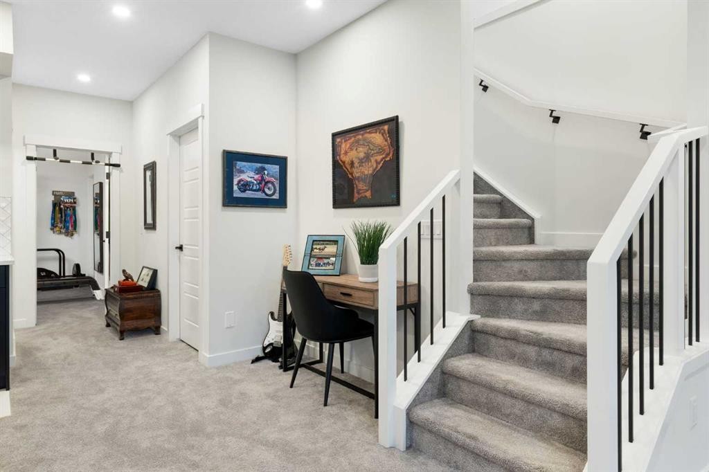 4615 20 Avenue Nw, Calgary, AB - Indoor Photo Showing Other Room