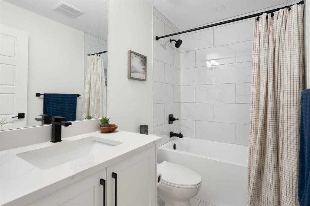 4615 20 Avenue Nw, Calgary, AB - Indoor Photo Showing Bathroom