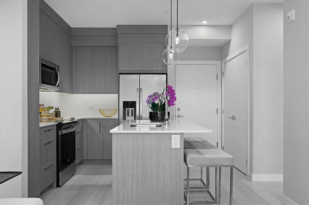 2116-63 Corner Glen Crescent Ne, Calgary, AB - Indoor Photo Showing Kitchen With Upgraded Kitchen