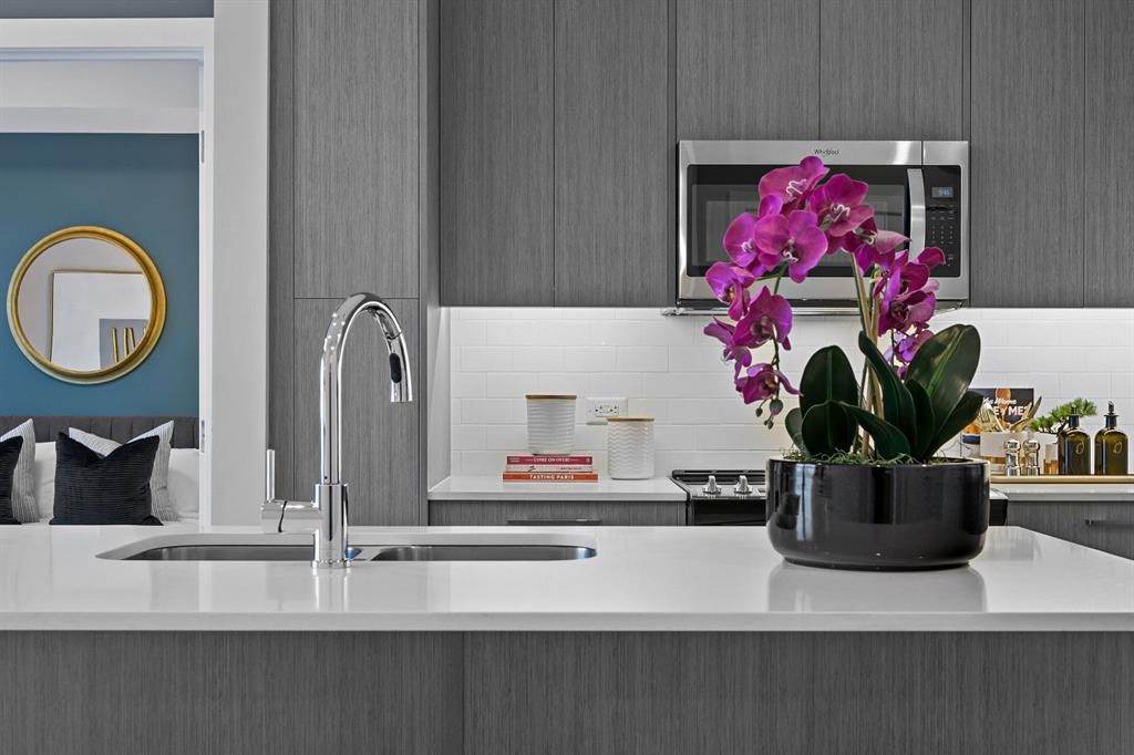 2116-63 Corner Glen Crescent Ne, Calgary, AB - Indoor Photo Showing Kitchen