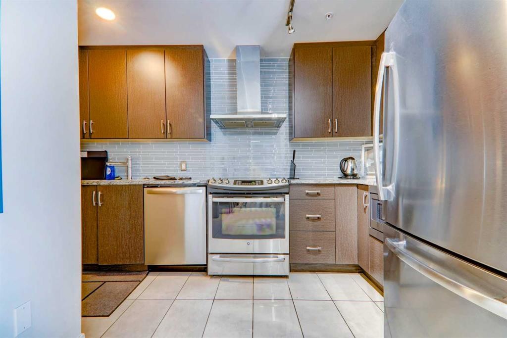1409-303 13 Avenue Sw, Calgary, AB - Indoor Photo Showing Kitchen With Stainless Steel Kitchen With Upgraded Kitchen