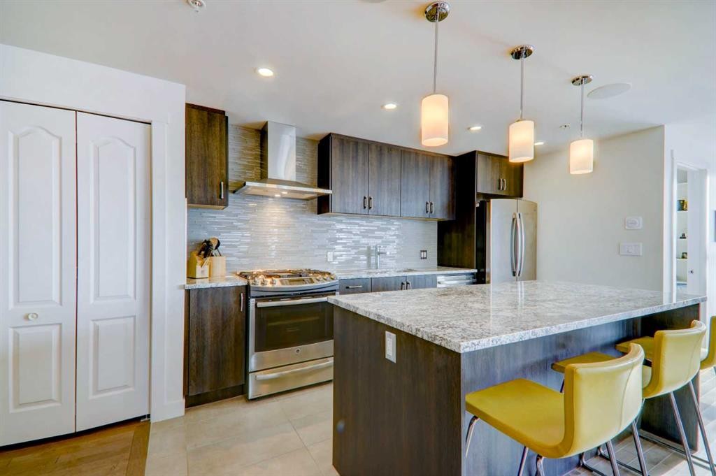 1409-303 13 Avenue Sw, Calgary, AB - Indoor Photo Showing Kitchen With Stainless Steel Kitchen With Upgraded Kitchen