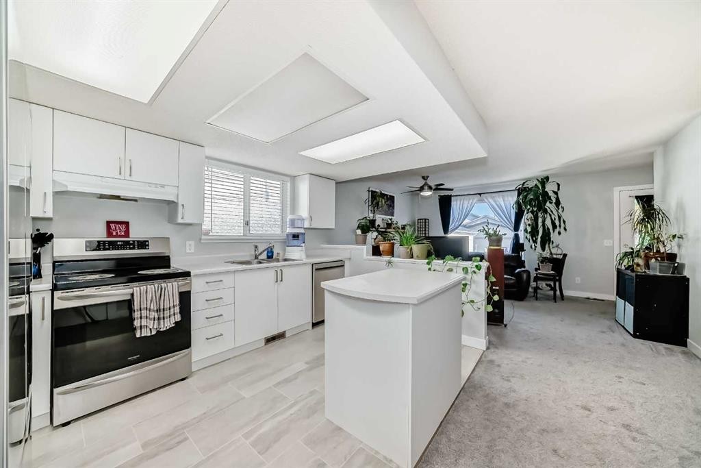 3315 Catalina Boulevard Ne, Calgary, AB - Indoor Photo Showing Kitchen