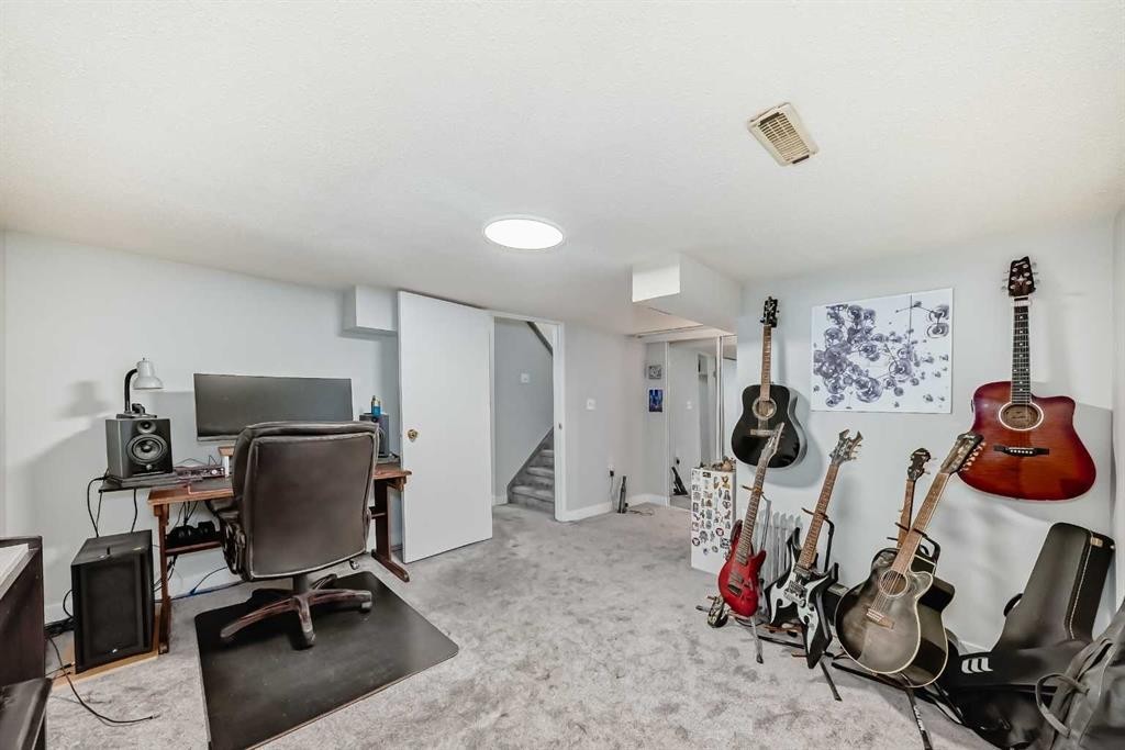 3315 Catalina Boulevard Ne, Calgary, AB - Indoor