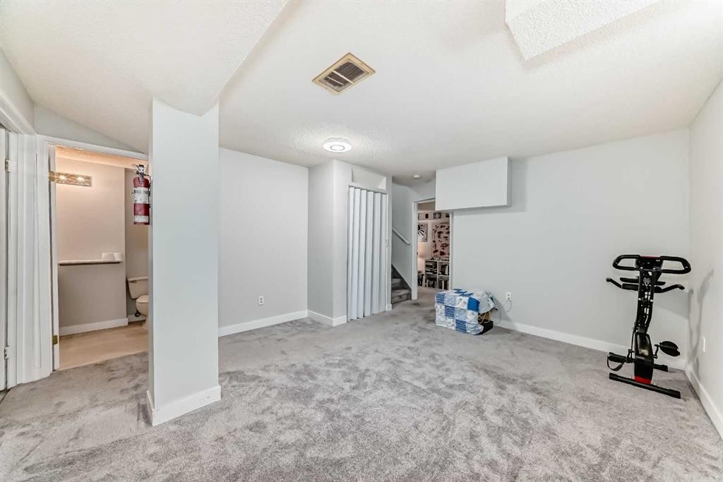 3315 Catalina Boulevard Ne, Calgary, AB - Indoor Photo Showing Other Room
