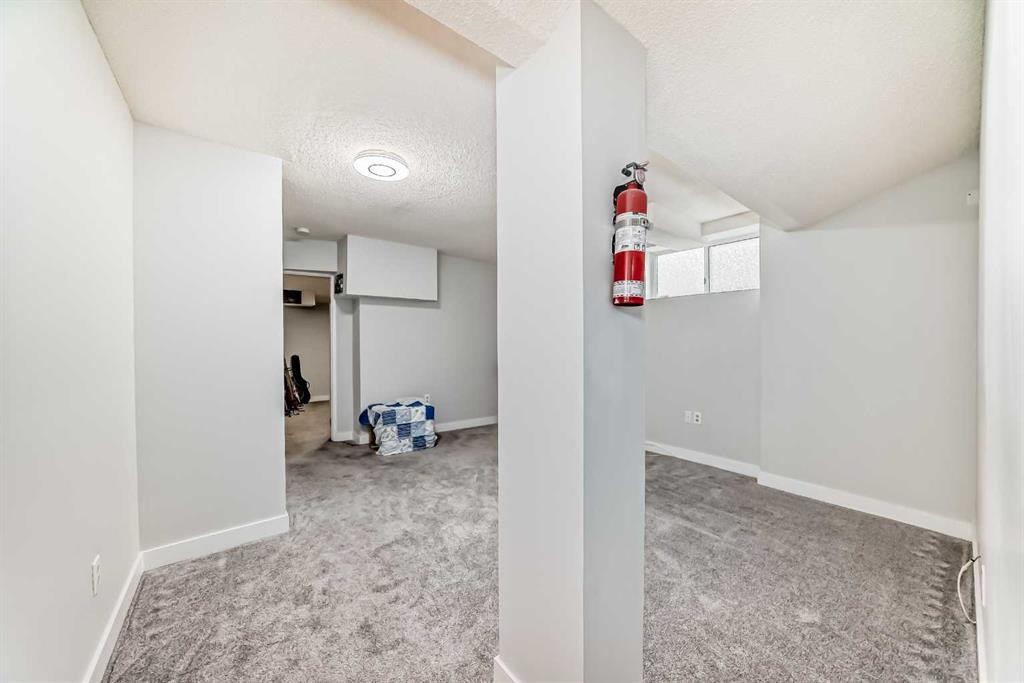 3315 Catalina Boulevard Ne, Calgary, AB - Indoor Photo Showing Other Room