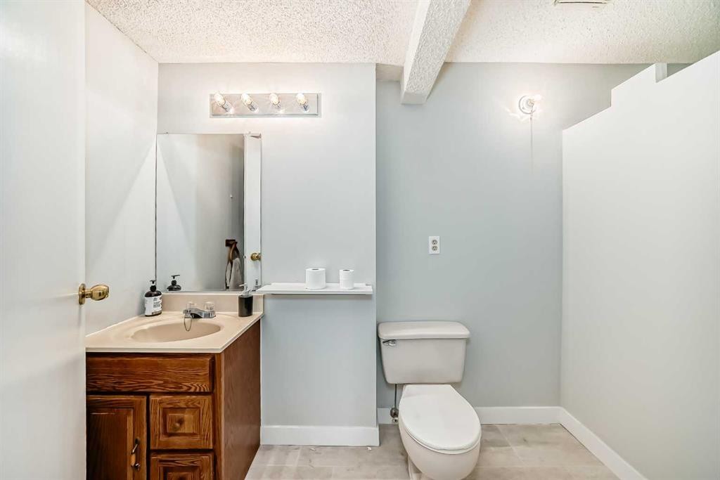 3315 Catalina Boulevard Ne, Calgary, AB - Indoor Photo Showing Bathroom