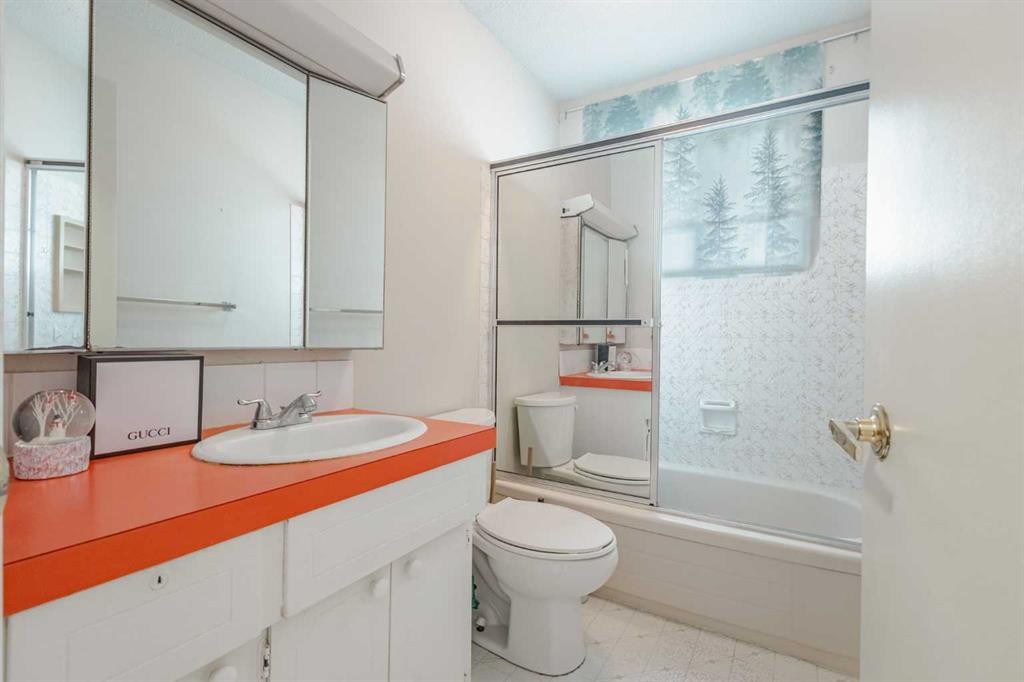 214 Huntington Close Ne, Calgary, AB - Indoor Photo Showing Bathroom