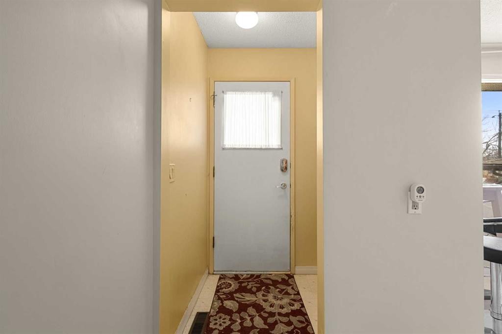 214 Huntington Close Ne, Calgary, AB - Indoor Photo Showing Other Room