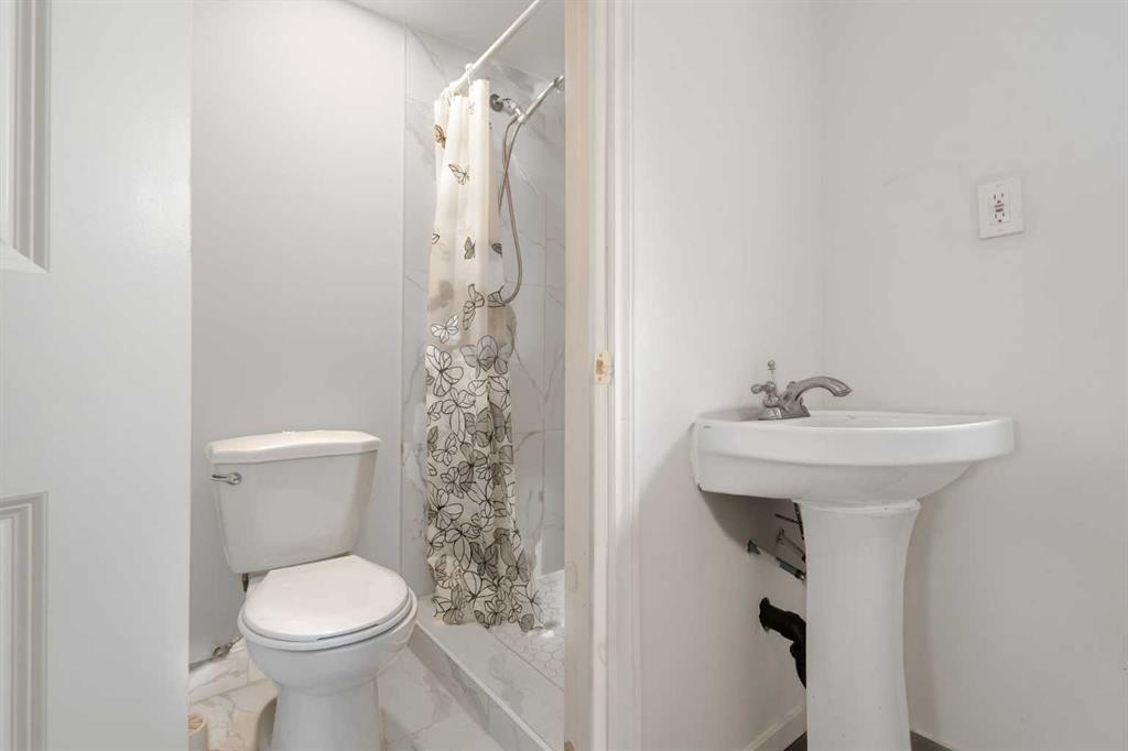 214 Huntington Close Ne, Calgary, AB - Indoor Photo Showing Bathroom