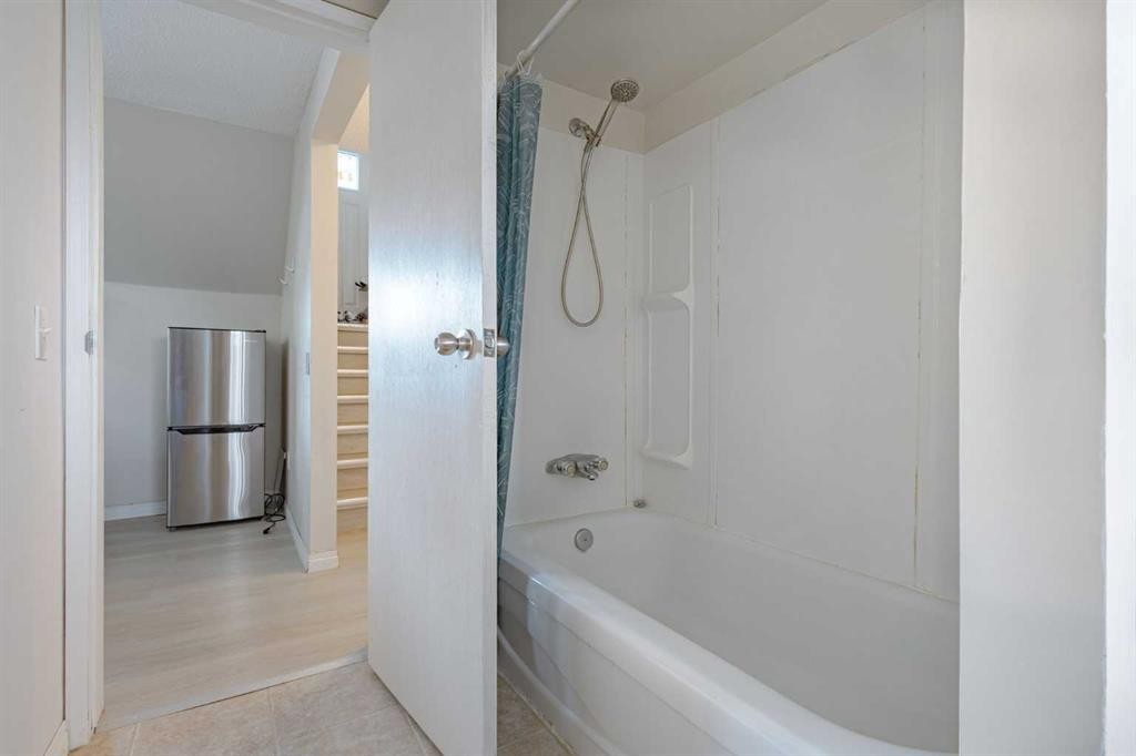 214 Huntington Close Ne, Calgary, AB - Indoor Photo Showing Bathroom