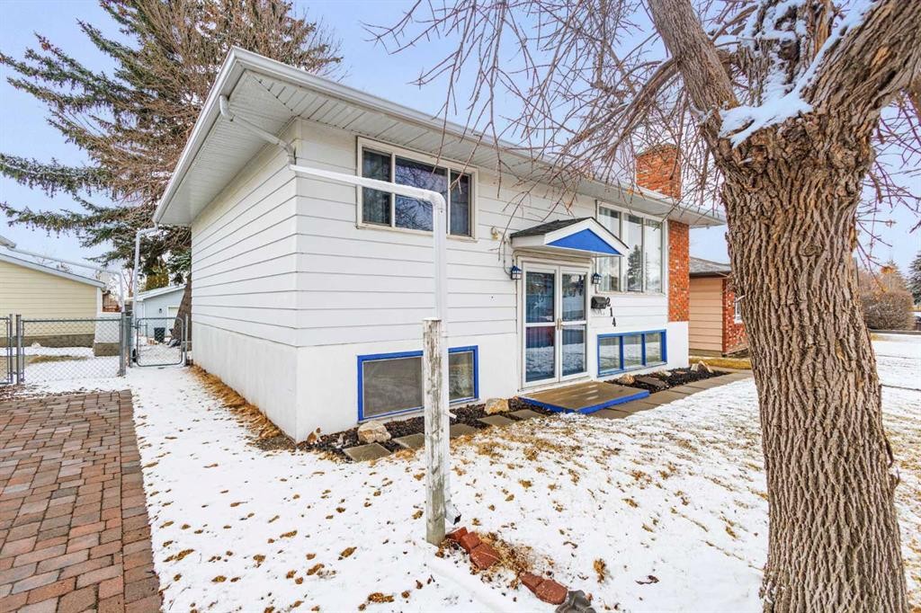 214 Huntington Close Ne, Calgary, AB - Outdoor