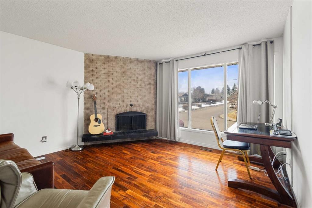 214 Huntington Close Ne, Calgary, AB - Indoor Photo Showing Living Room
