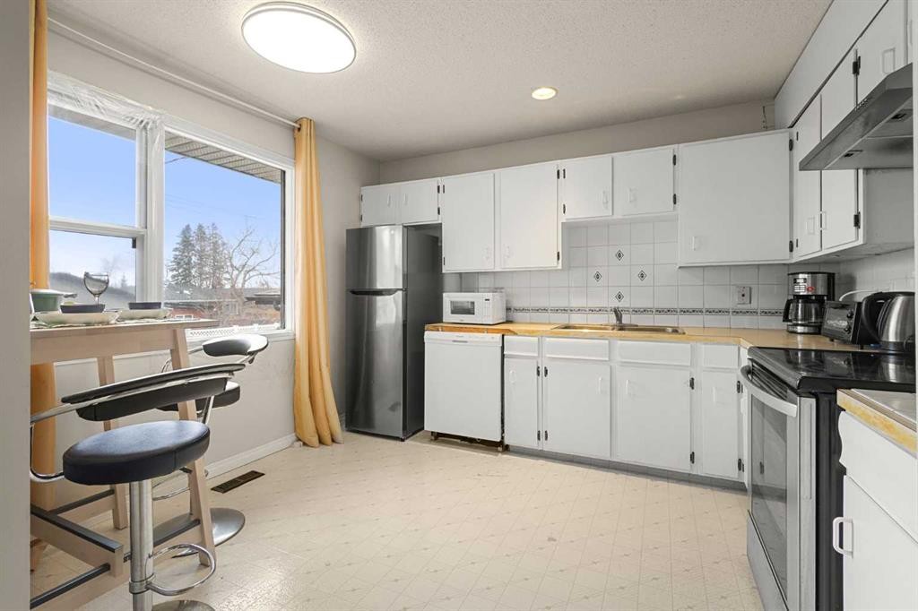 214 Huntington Close Ne, Calgary, AB - Indoor Photo Showing Kitchen