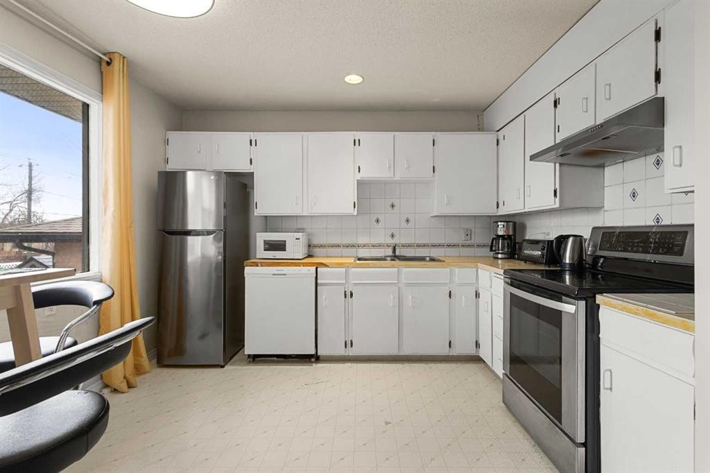 214 Huntington Close Ne, Calgary, AB - Indoor Photo Showing Kitchen With Double Sink