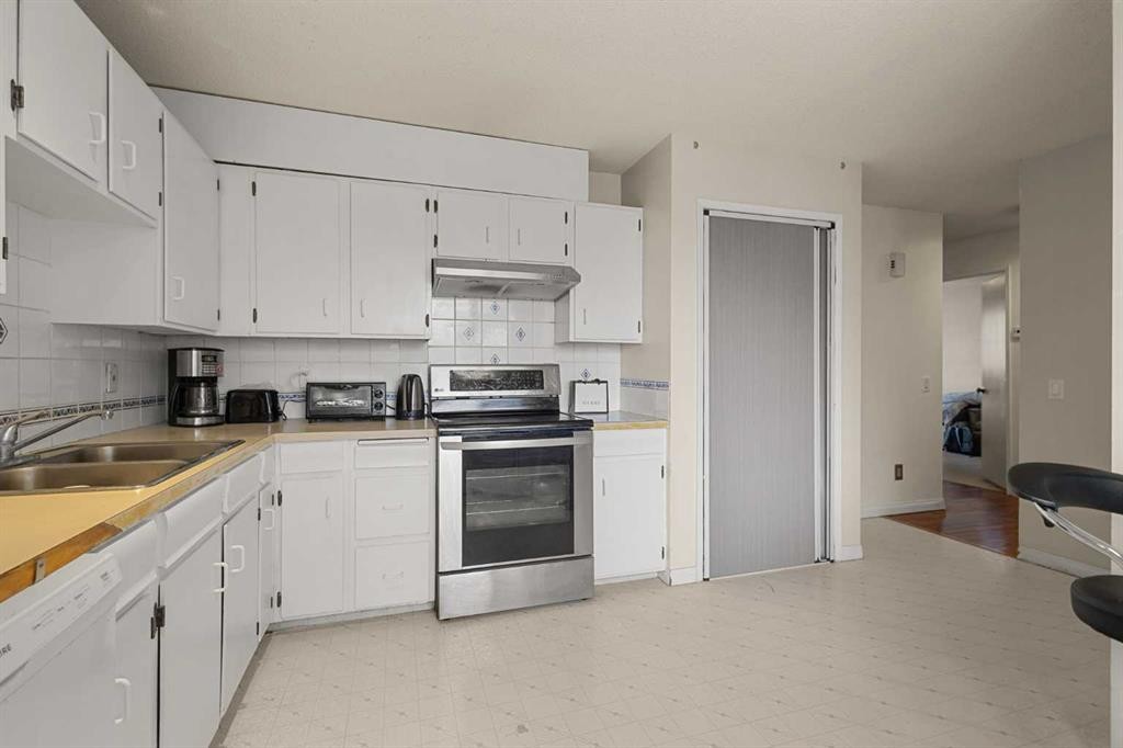 214 Huntington Close Ne, Calgary, AB - Indoor Photo Showing Kitchen With Double Sink