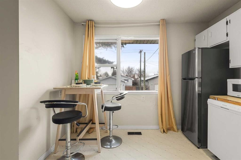 214 Huntington Close Ne, Calgary, AB - Indoor Photo Showing Other Room