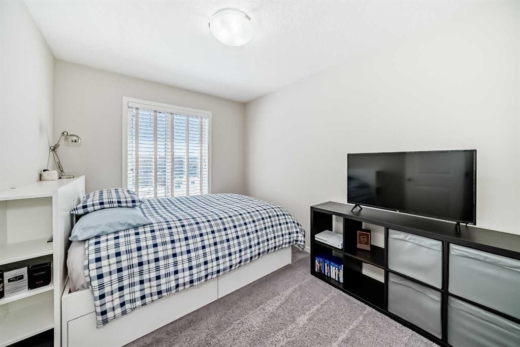 35 Walden Mount Se, Calgary, AB - Indoor Photo Showing Bedroom