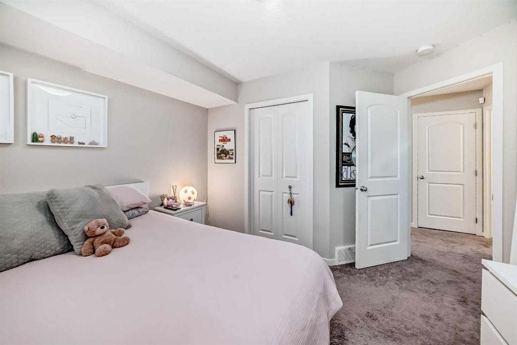 35 Walden Mount Se, Calgary, AB - Indoor Photo Showing Bedroom