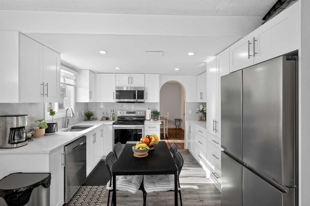 247 Templewood Road Ne, Calgary, AB - Indoor Photo Showing Kitchen With Upgraded Kitchen