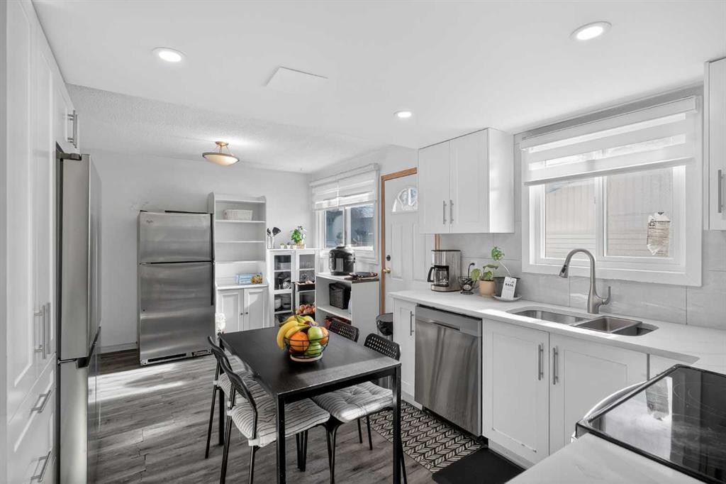 247 Templewood Road Ne, Calgary, AB - Indoor Photo Showing Kitchen With Double Sink With Upgraded Kitchen