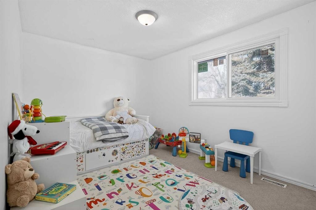 247 Templewood Road Ne, Calgary, AB - Indoor Photo Showing Bedroom
