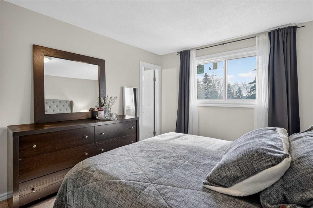 247 Templewood Road Ne, Calgary, AB - Indoor Photo Showing Bedroom
