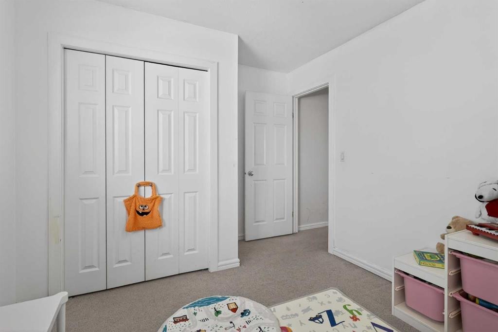 247 Templewood Road Ne, Calgary, AB - Indoor Photo Showing Bedroom