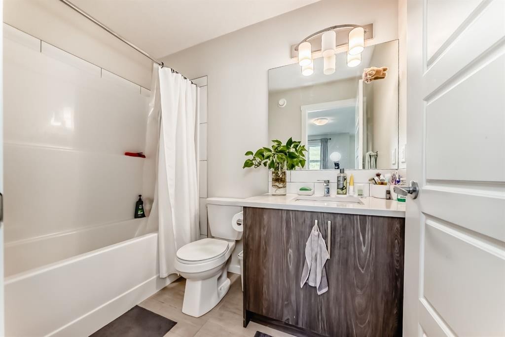 206 Cranbrook Square Se, Calgary, AB - Indoor Photo Showing Bathroom