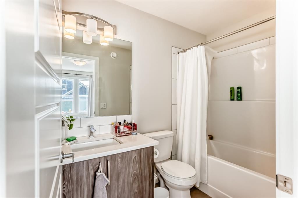 206 Cranbrook Square Se, Calgary, AB - Indoor Photo Showing Bathroom