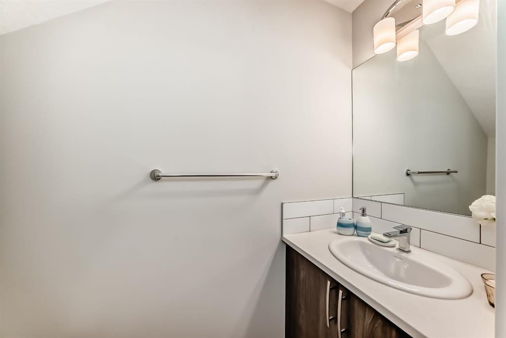 206 Cranbrook Square Se, Calgary, AB - Indoor Photo Showing Bathroom