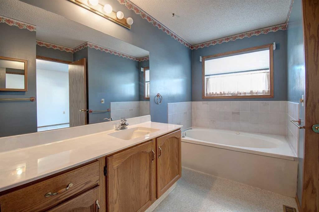 273 Woodside Road Nw, Airdrie, AB - Indoor Photo Showing Bathroom