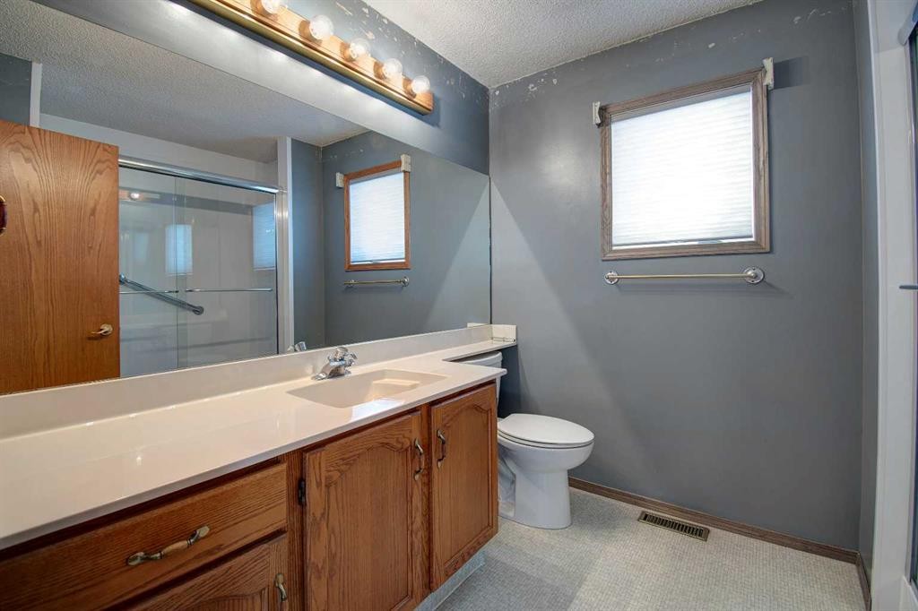 273 Woodside Road Nw, Airdrie, AB - Indoor Photo Showing Bathroom