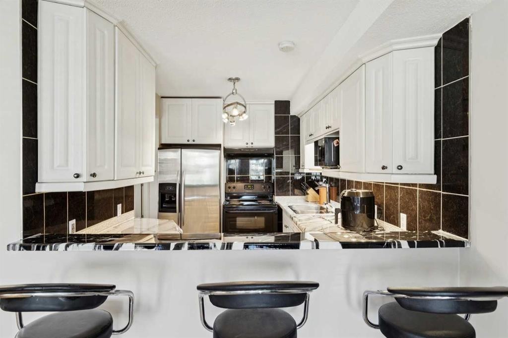 37 Ranch Glen Drive Nw, Calgary, AB - Indoor Photo Showing Kitchen With Double Sink