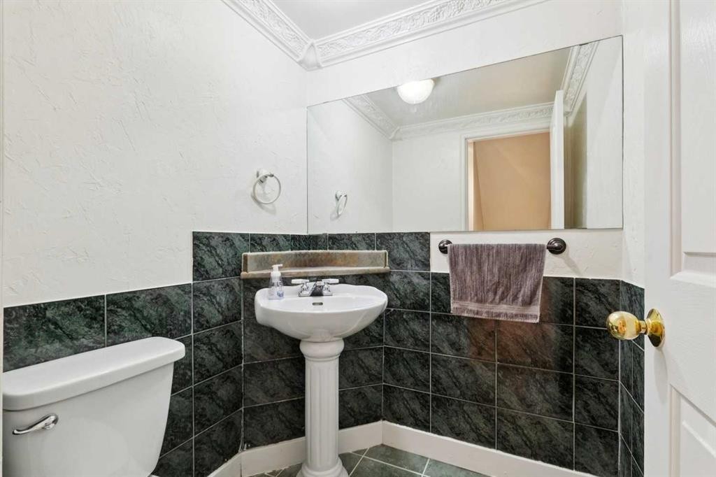 37 Ranch Glen Drive Nw, Calgary, AB - Indoor Photo Showing Bathroom