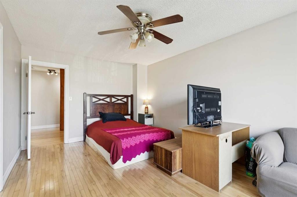 37 Ranch Glen Drive Nw, Calgary, AB - Indoor Photo Showing Bedroom
