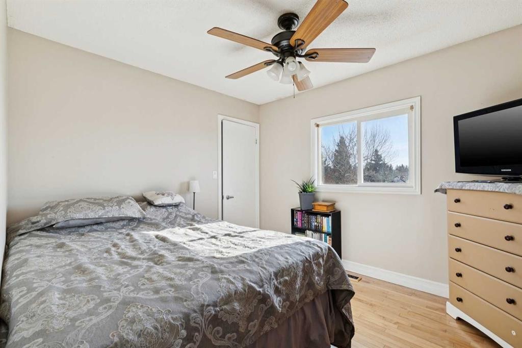 37 Ranch Glen Drive Nw, Calgary, AB - Indoor Photo Showing Bedroom