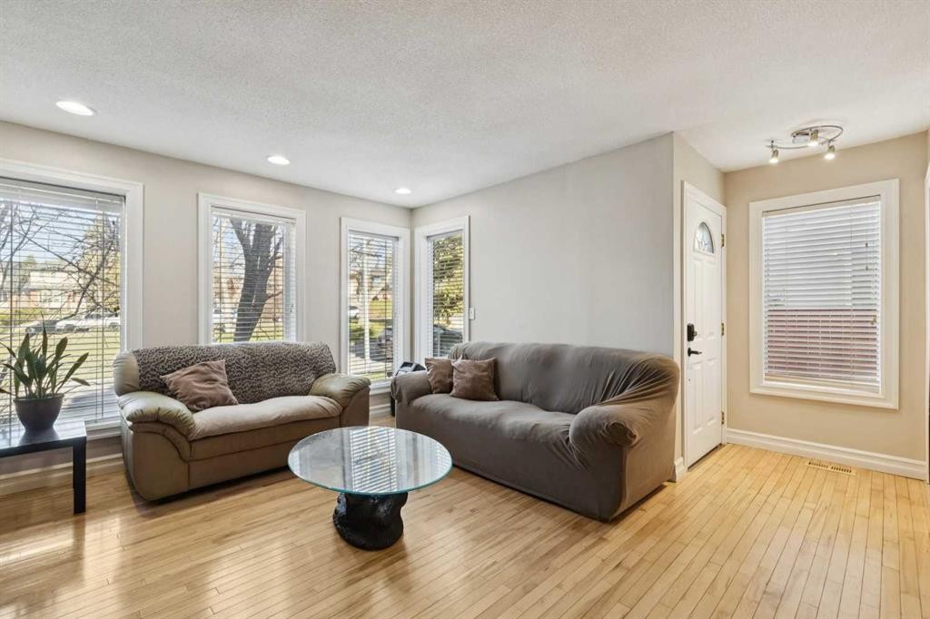 37 Ranch Glen Drive Nw, Calgary, AB - Indoor Photo Showing Living Room