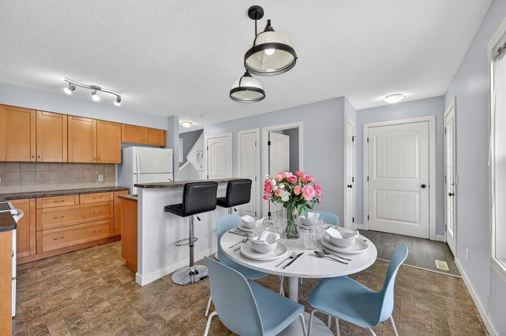 150 Everridge Common Sw, Calgary, AB - Indoor Photo Showing Dining Room