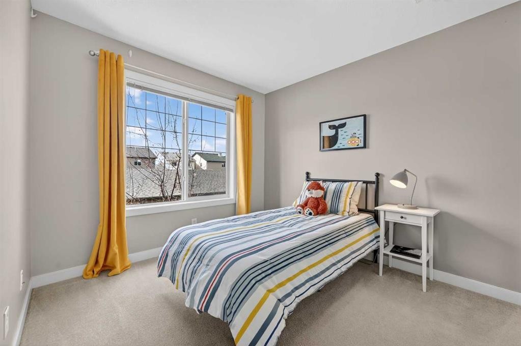 150 Everridge Common Sw, Calgary, AB - Indoor Photo Showing Bedroom