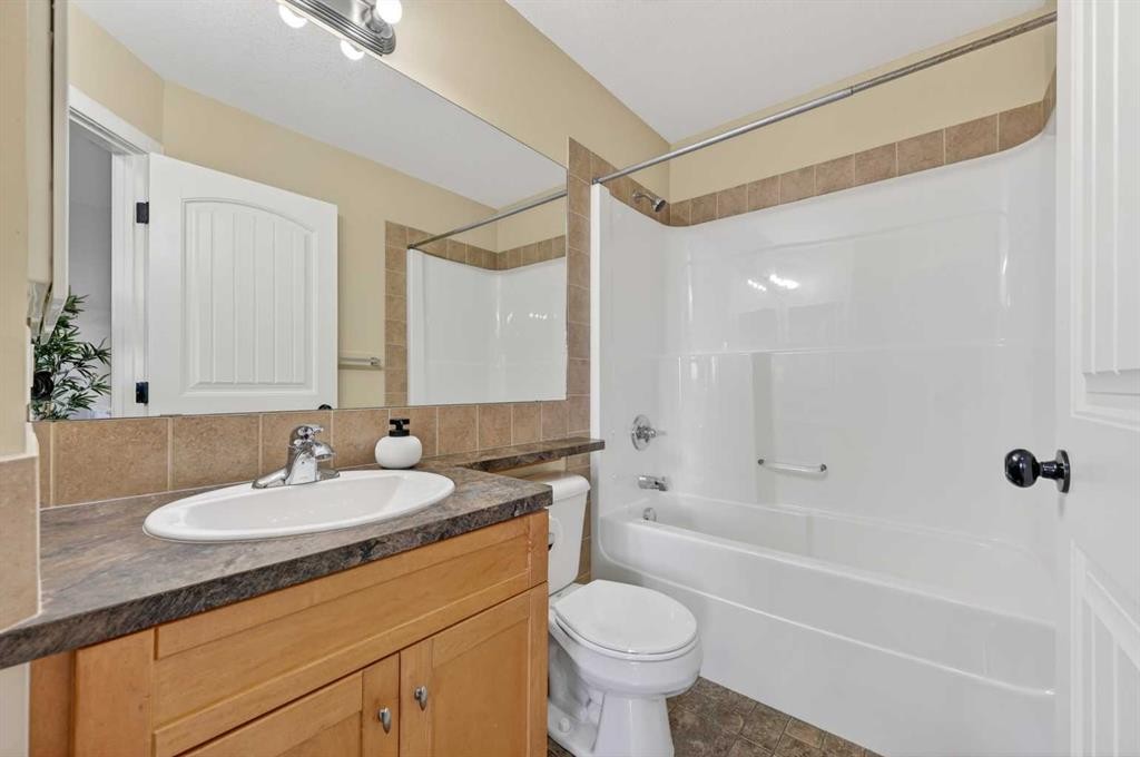 150 Everridge Common Sw, Calgary, AB - Indoor Photo Showing Bathroom