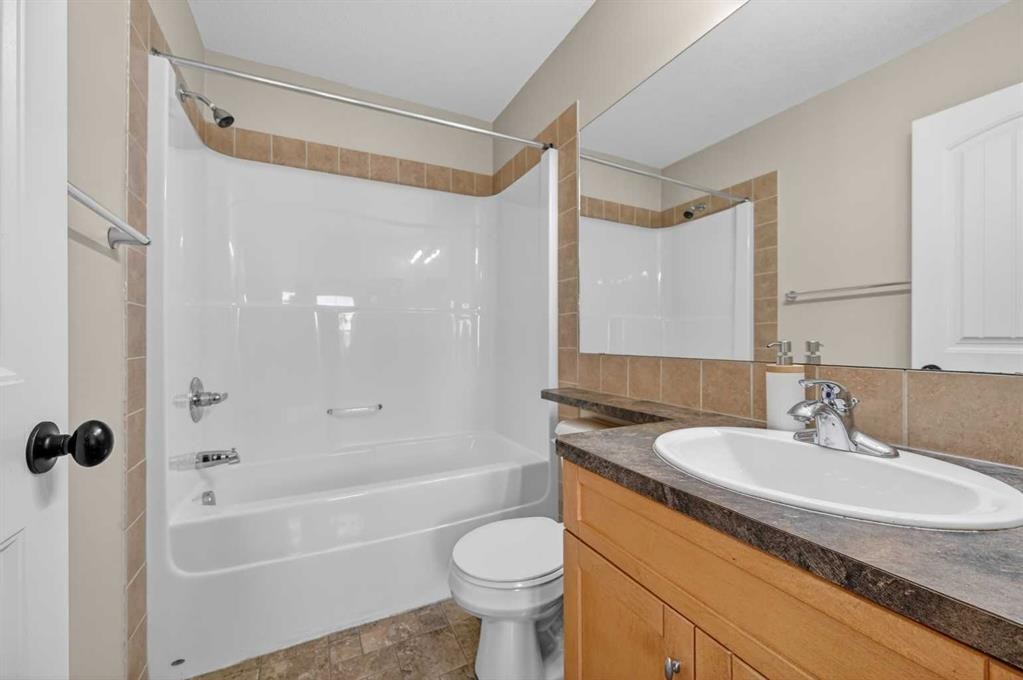 150 Everridge Common Sw, Calgary, AB - Indoor Photo Showing Bathroom
