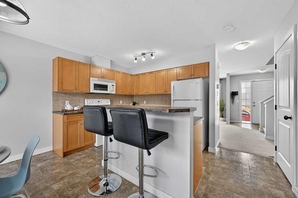 150 Everridge Common Sw, Calgary, AB - Indoor Photo Showing Kitchen