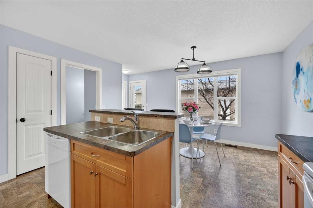 150 Everridge Common Sw, Calgary, AB - Indoor Photo Showing Kitchen With Double Sink